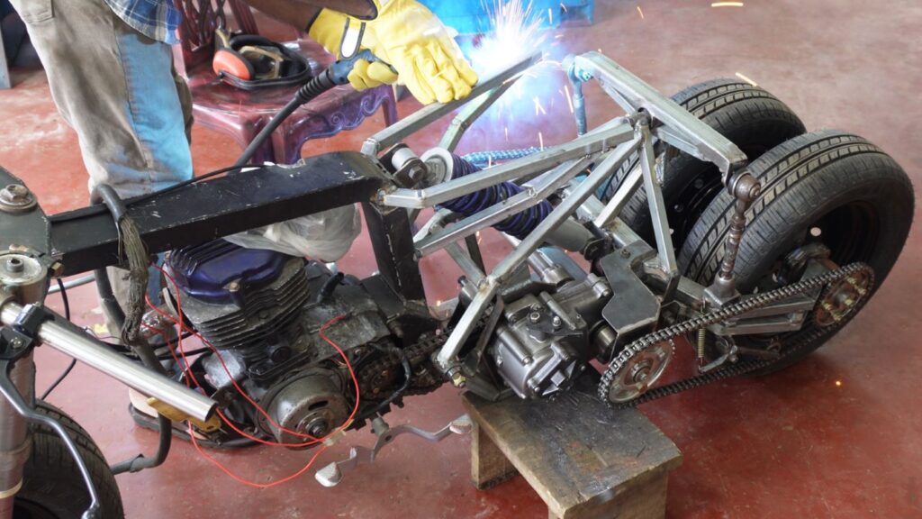 Custom tilting trike motorcycle rear suspension and differential drive system
