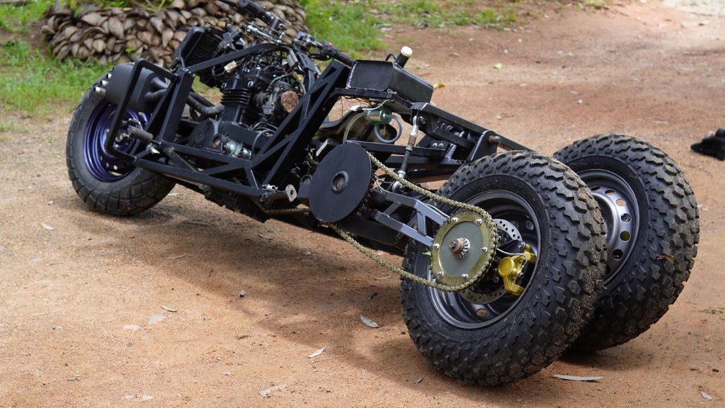 Kawasaki ER5 tilting trike leaning with both rear wheels tilted together
